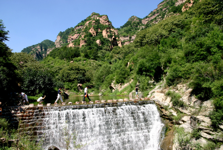 九龙峡自然风光旅游区位于太行山中段东麓,河北省邢台县浆水镇。面积64平方公里,主峰王帽山海拔1800米。东距邢台市区62公里,宜沙国防公路和晋冀高等级公路直达景区。现开发有九龙峡景区和九龙峡水门农业生态旅游示范区,分布着上百个景点,被誉为燕赵第一景。享有太行自然风光明珠之美誉。另外在浙江省安吉县天荒坪风景名胜区内也有白茶谷九龙峡景区。 商家地址:邢台市桥西区钢铁北路302号。