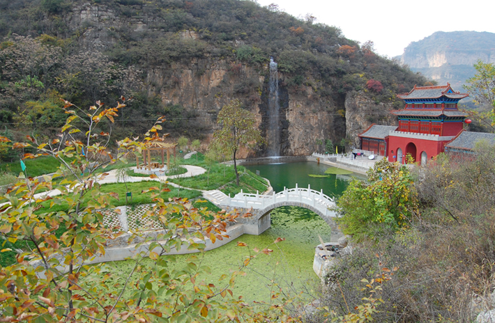 紫云山风景区是国家4A级旅游景区,是河北省休闲农业与乡村旅游示范点。该景区位于河北省平山县北冶乡南冶东沟,面积16平方公里,主峰海拔1128米,是集自然生态风景、天然溶洞、原始农家石院、古代民族文化、红色教育基地于一体的景区。距平山县城50公里、省会石家庄市85公里。 商家地址:河北省石家庄市平山县北冶乡南冶东沟。