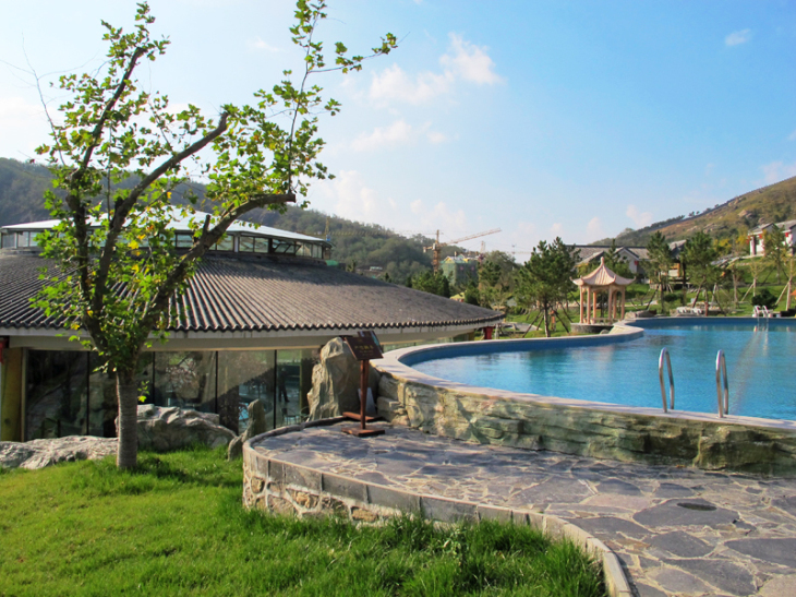 磁山温泉小镇位于烟台市磁山地质公园核心地带,由磁山集团投资兴建